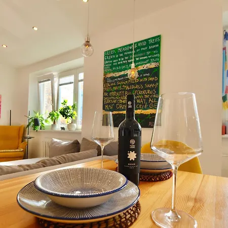 Shelter & Friends At Trnavske Myto Apartman *